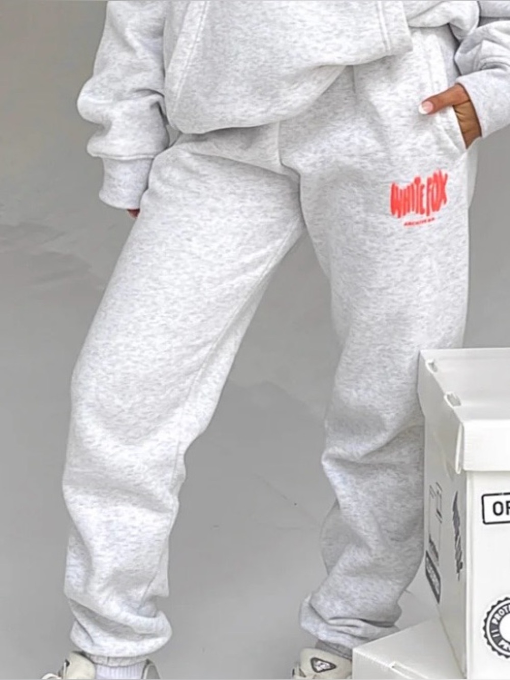 Woman’s White Fox Archive 6-9 Gray Logo Joggers XXS